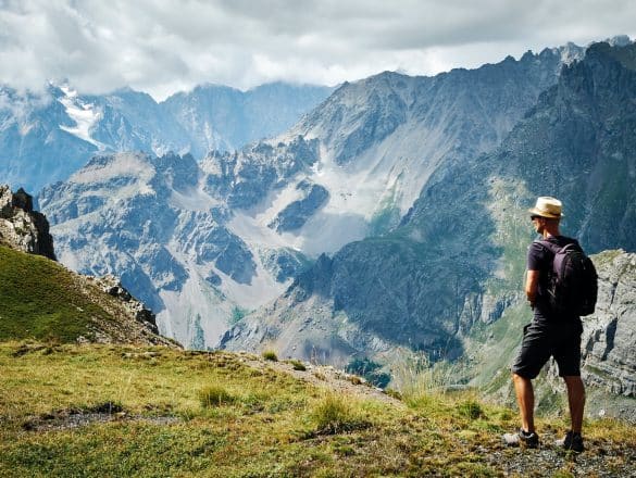 Randonneur en été à Serre Chevalier